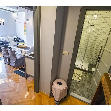 Shades Of Grey Apartment Split